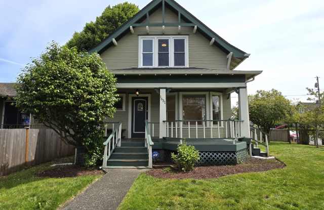 3Bd/2Ba Everett Home - 1631 Oakes Avenue, Everett, WA 98201