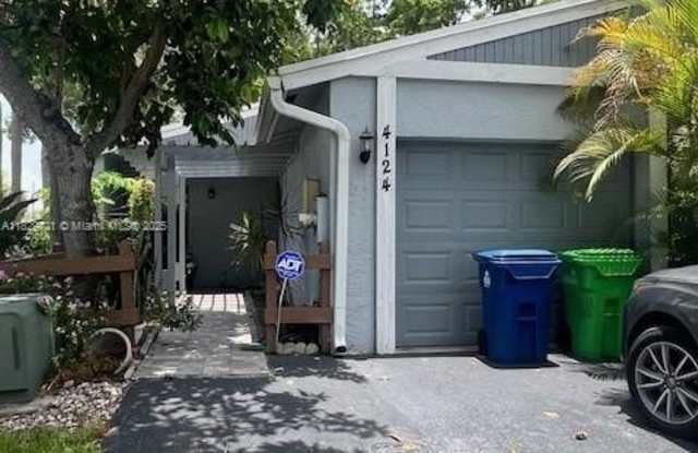 4124 NW 78th Ave photos photos