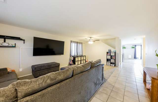 4 Bedroom + 2.5 Bathroom + Loft + 2 Car Garage in Eagle Pass in Glendale Gallery 2