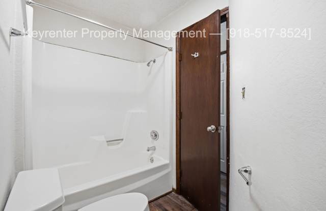 Newly Remodeled Duplex in Grove | Gallery 3
