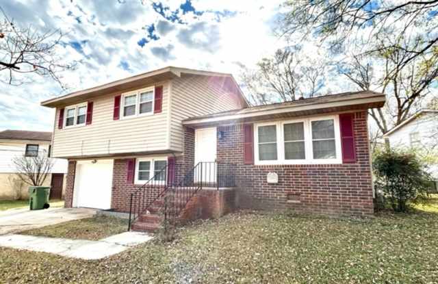 THREE BEDROOM/TWO BATH SPACIOUS HOME - CENTRAL LOCATION photos photos THREE BEDROOM/TWO BATH SPACIOUS HOME - CENTRAL LOCATION photos photos