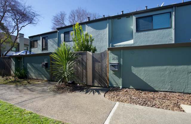 Centrally Located Napa Townhouse - 3556 Shelter Creek Drive, Napa, CA 94558