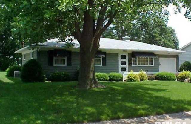 1921 FAIRMEADOWS Drive - 1921 Fairmeadows Drive, Bettendorf, IA 52722