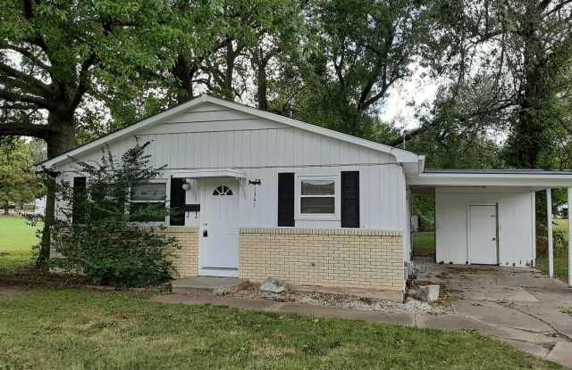 3 Bedroom home in Southeast Springfield for $1050! - 1341 South Oak Grove Avenue, Springfield, MO 65804