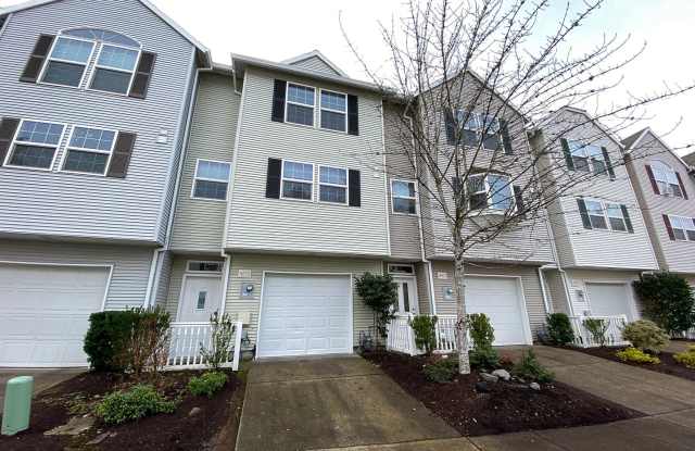 Fantastic Townhome with Gas Fireplace, Deck, Fenced Yard, and Vaulted Ceilings photos photos