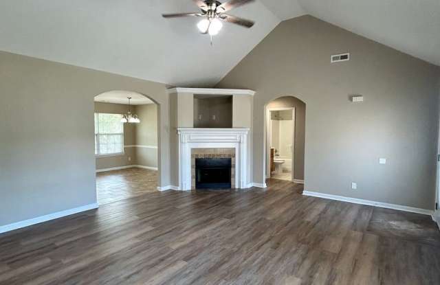 Welcoming 3 Bed, 2 Bath, Oversized 2 Car Garage, Vaulted Ceiling in Ringgold! Gallery 4