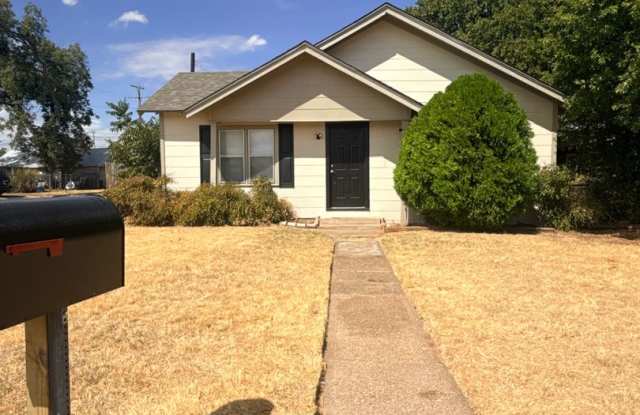 Updated 2 Bedroom 1 Bath - Corner Lot Gallery 1