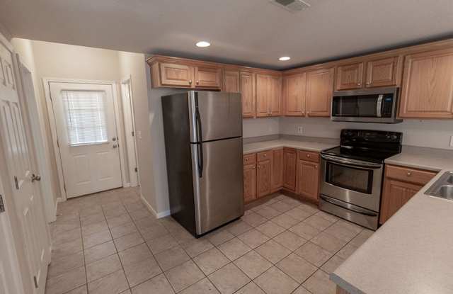 Condo With A 2 Car Garage Gallery 4