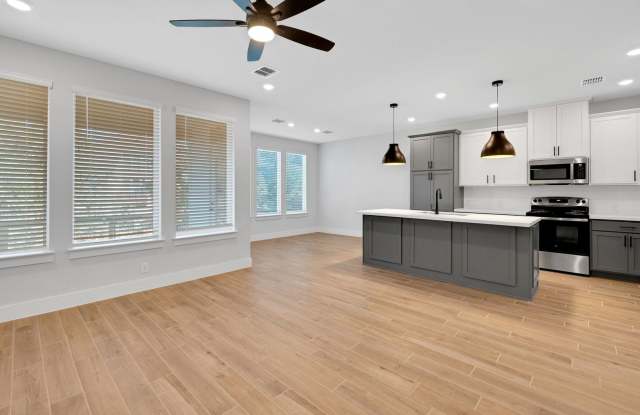 Coming soon! Beautiful Townhome! The Venice Floor-plan 2 WEEKS FREE RENT! Gallery 4
