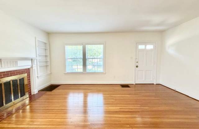 Cute Cape Cod in Wellington/Highlands neighborhood Gallery 4