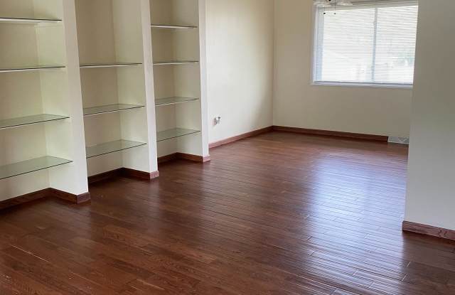 250 East Maple Drive Gallery 2