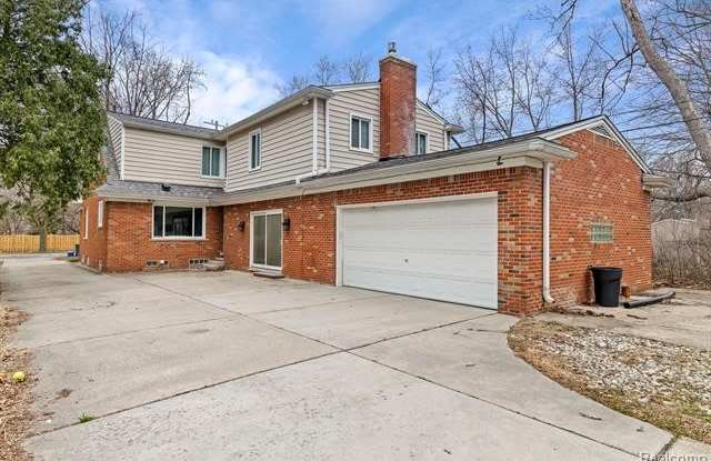 27252 BLOOMFIELD Drive Gallery 3