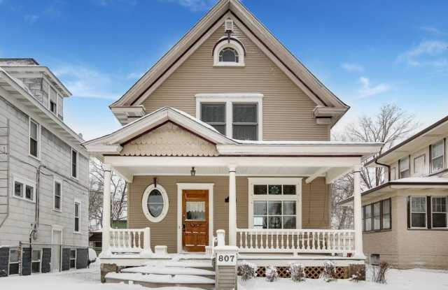 June 2027-Across the Street from Hamline~ 6 Bedroom House- 1 Kitchens- Garage and Off Street Parking!!! Gallery 1