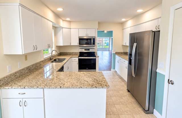 Annual UNfurnished renovated 2/2 villa in gated Bradenton community Gallery 4