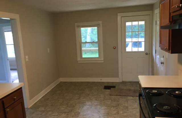Coming Soon! Excellent 4 bed  1.5 Bath country estate with 1.5 baths and garage Gallery 4