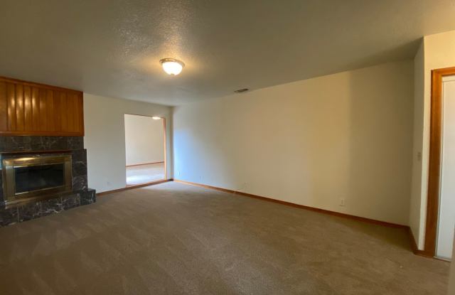 Cute Two Bedroom Deplex! Gallery 4