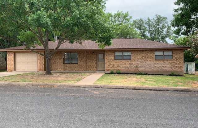 112 Broadmoor Dr. - 112 Broadmoor Drive, Fredericksburg, TX 78624