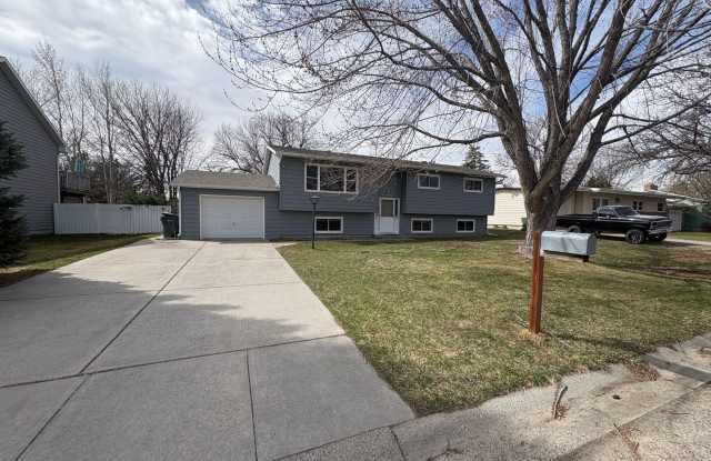 Spacious 5 bedroom 2 bathroom house on the west end! photos photos