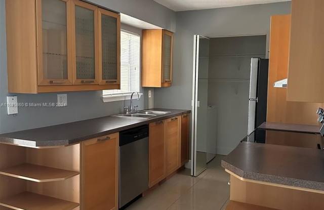 833 Riverside Dr - 833 Riverside Drive, Coral Springs, FL 33071