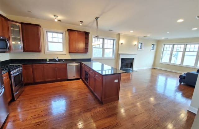 558 E Oakwood Blvd - 558 East Oakwood Boulevard, Chicago, IL 60653