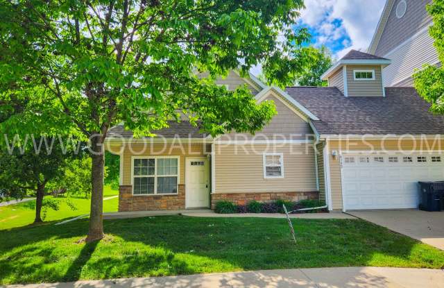 3 Bedroom 2.5 Bathroom end unit home in Urbandale!!! photos photos