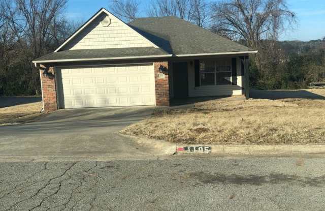 NICE 3 BEDROOM , TWO BATH HOUSE - 1105 North 8th Street, Van Buren, AR 72956