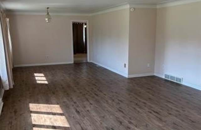 319 PINEWOOD Drive Gallery 3