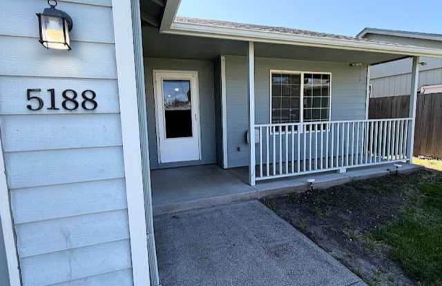 Spacious Keizer Home with Large Fenced Backyard photos photos