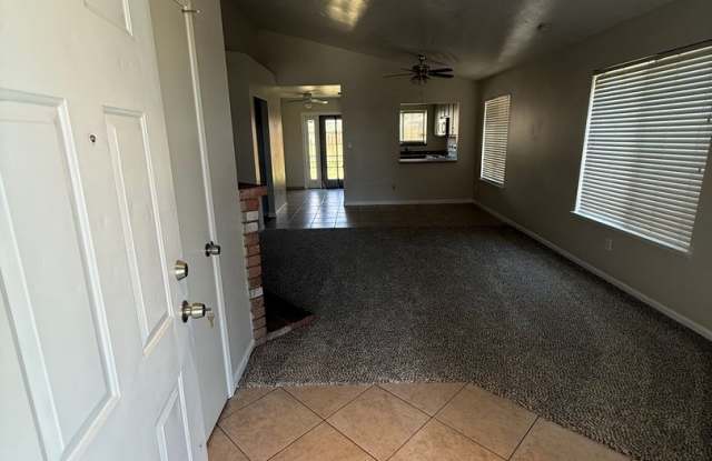 Spacious 2-Bedroom, 1-Bathroom Home in Southwest Bakersfield photos photos