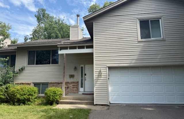 Great *3Bed*2.5Bath duplex in great Bloomington neighborhood. Avail. Oct 1, 2025 photos photos