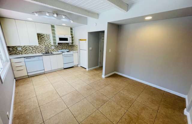 Pet friendly 1 bedroom unit with washer/dryer available in South Lake Tahoe Gallery 2