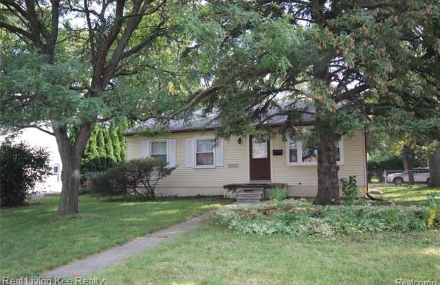 2125 W 14 MILE Road - 2125 West 14 Mile Road, Royal Oak, MI 48073