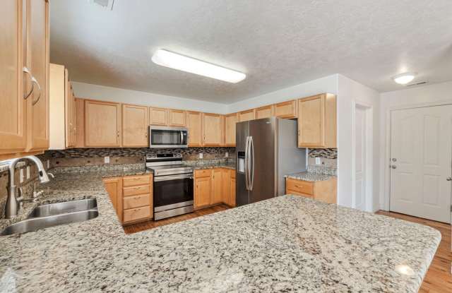Beautiful 2 Story Home w attached 2 car garage Gallery 4