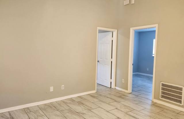 3-Bedroom Duplex in Central Lehigh Acres – Lawn & Salt Service Included Gallery 2