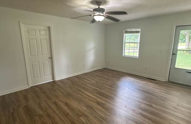 Quiet 3 Bedroom 2 Bath with Creek Access!! – Pet Friendly! Gallery 3