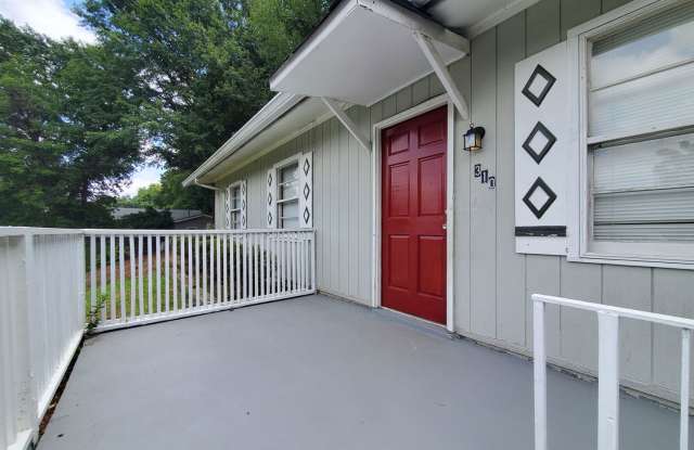 Fantastic 3/1 Bungalow Near Langford Park - Housing Vouchers Accepted photos photos
