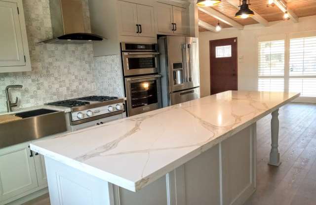Beautifully Remodeled 2bd Single Story House With Bonus Room photos photos