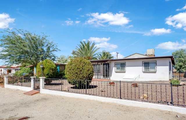 Spacious 3 Bed, 2 Bath Home Near UofA - Perfect Tucson Living! photos photos