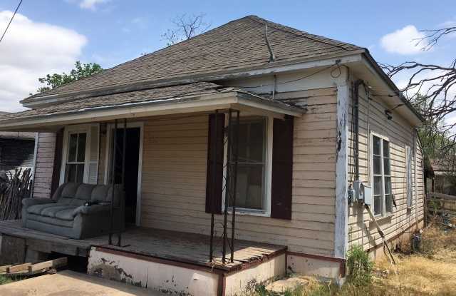 803 S Neches Street Gallery 1