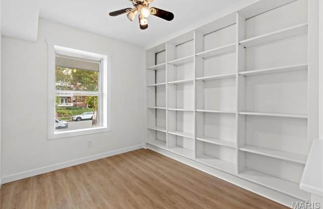 5560 Waterman Boulevard Gallery 4