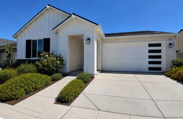 Spacious Single-Story Fresno Home with Den & 2-Car Garage! photos photos