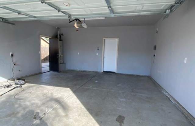 Spacious 4 Bed, 2 Bath Home in Farmersville! Gallery 4