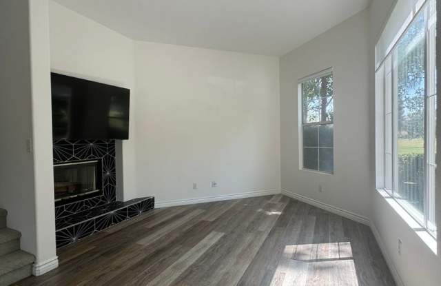 Modern Tri-Level Townhome in Tustin Ranch photos photos