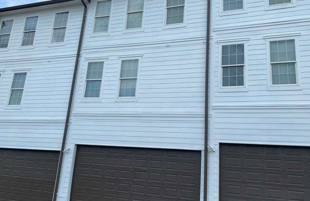 3BD/3BA Available for early August Move In Gallery 3