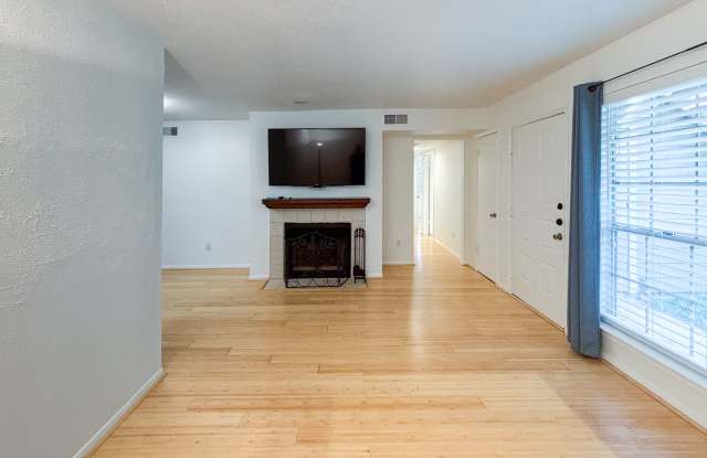 1860 White Oak Dr #323 **Ask about our NO CASH DEPOSIT option!** - 1860 White Oak Drive, Houston, TX 77009