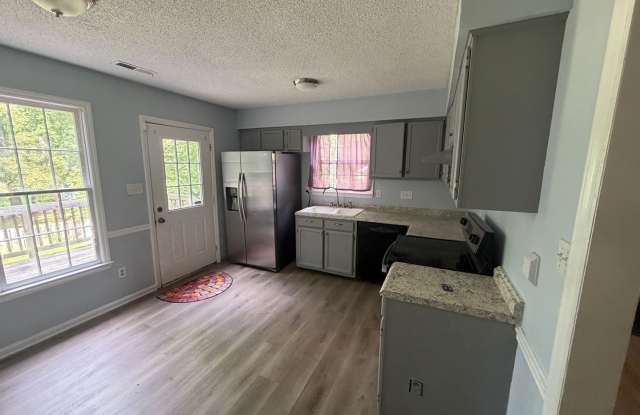Spacious 4 Bedroom Home with Large Fenced Yard & Back Deck Gallery 4
