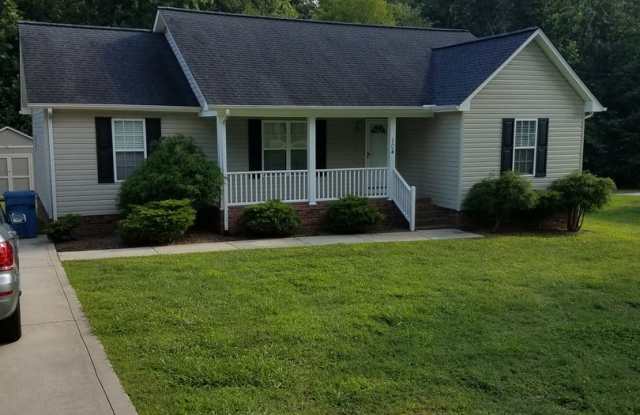 Available June 11th, 2026! Clean 3 bedroom 2 bath home for rent walkable to all things downtown Maiden. Great split floorplan photos photos