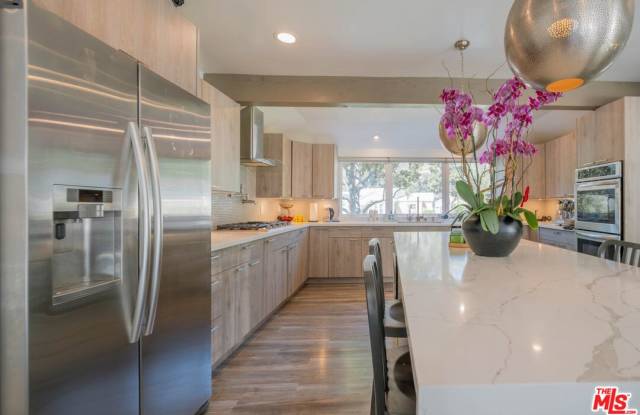 2760 East Glenoaks Boulevard Gallery 2