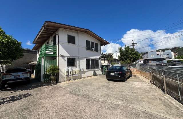 1930 Pacific Heights Rd - UTILITIES INCLUDED!! Upstairs 3 Bed 1 Bathroom 1 Den Unit 3 Parking Available! photos photos