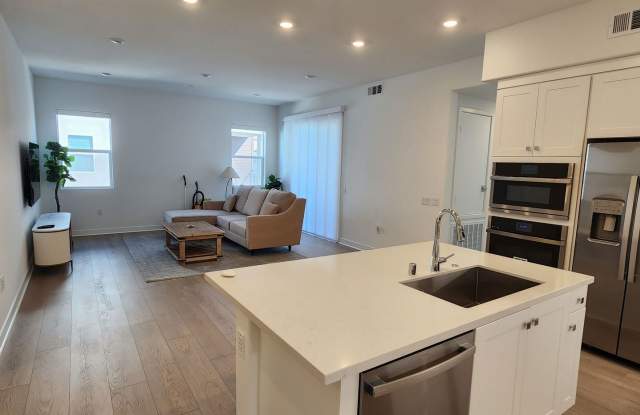 Beautiful Townhouse in Irvine! Gallery 3